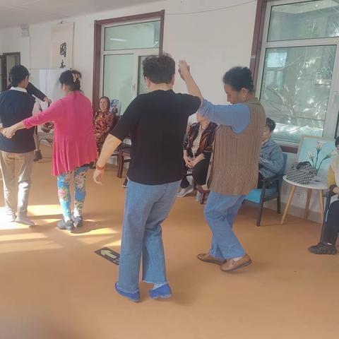 “夕阳别样红，舞出新丰采”