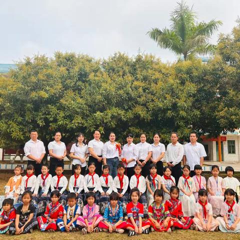 浦北县安石镇坡村小学开展“潮聚三月三”民族团结宣传进校园活动