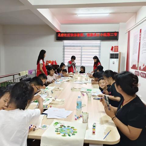 圣唐社区开展“快乐暑期 、健康成长”娱乐课堂环保帆布袋彩绘活动