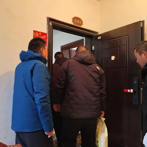 圣唐社区开展关爱老年人 爱心慰问，温暖老人心活动
