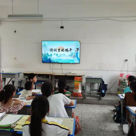 召陵镇拐张小学：端午节诵读经典活动