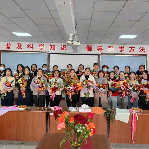 三月春风暖，花香满社区