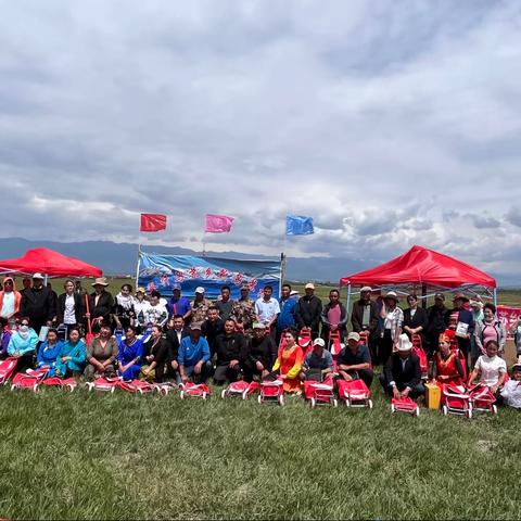 察汗乌苏蒙古族乡新乌苏村党支部第二季度群众积分兑换小巴扎暨民族团结一家亲”联谊活动