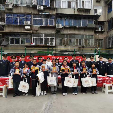 宪法宣传周普法“零距离”-----西安市市场监管综合执法支队开展“宪法日”普法宣传进社区进校园活动