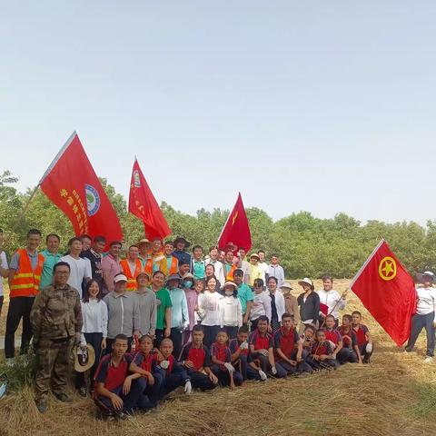 和田县巴格其镇第二中心小学党员志愿服务队开展夏粮保收活动