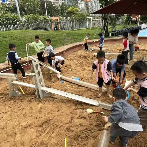 基于“提高中班幼儿沙水游戏水平的师幼互动策略”开展中班《水管滑滑梯》沙水游戏分享活动