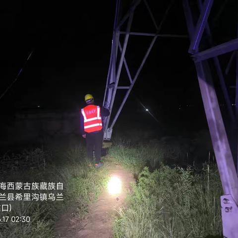 深夜，雨中坚守的铁路人