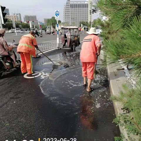 雨天最美的坚守致敬风雨中辛勤工作的环卫工人