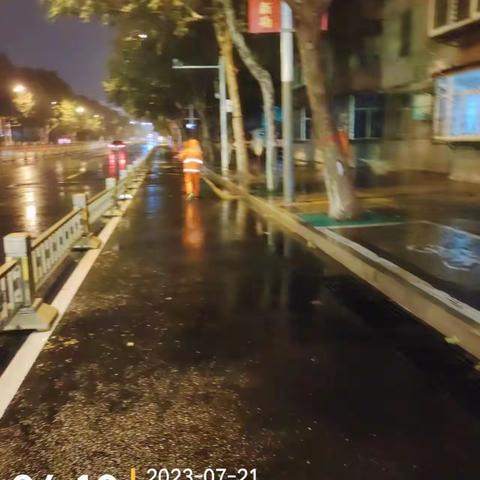 雨后速清理，亮城环卫在行动