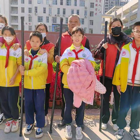 家校共建，温暖护学 记高文小学五5班家长志愿者活动