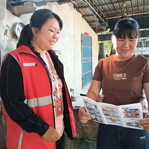 网格员入户开展扫黑除恶宣传