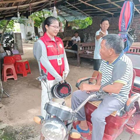 新龙镇网格员入村开展交通安全普法宣传