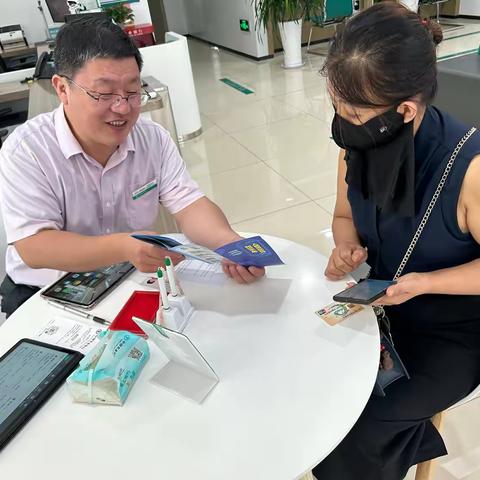 诸城农行城东支行积极做好货币防伪及反假币等人民币知识宣传工作