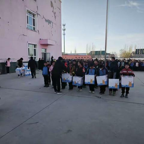 汇聚爱心，温暖校园