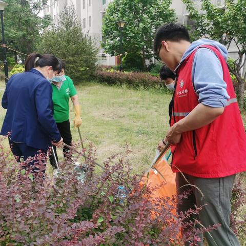 【近悦远来 活力双山】齐聚合力清理杂物，美化社区环境