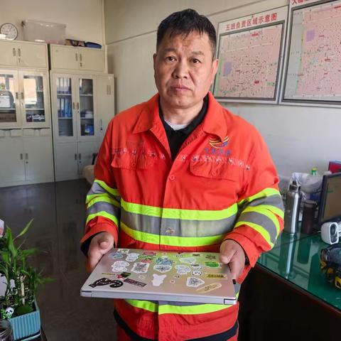 拾金不昧暖人心 环卫职工传递正能量