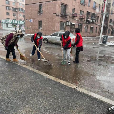 我为群众办实事|新刘山社区新时代文明实践站清理积雪、积水为民服务