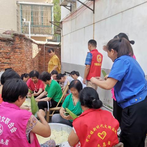 长征源社区新时代文明实践站开展“粽叶飘香迎端午 爱心联动送安康”志愿服务活动