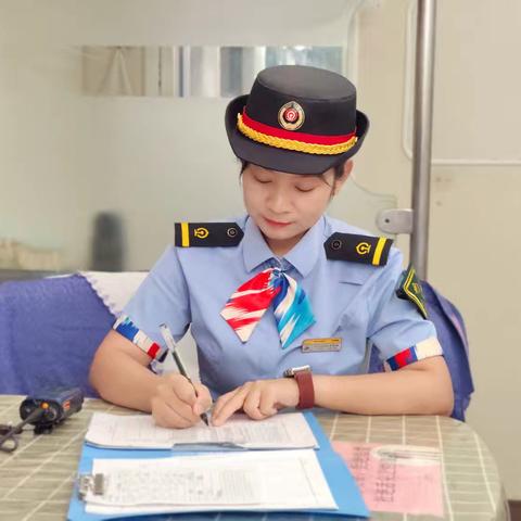 “学战保增”｜安全之星尹海娟：“西域巾帼”服务旅客温暖相伴