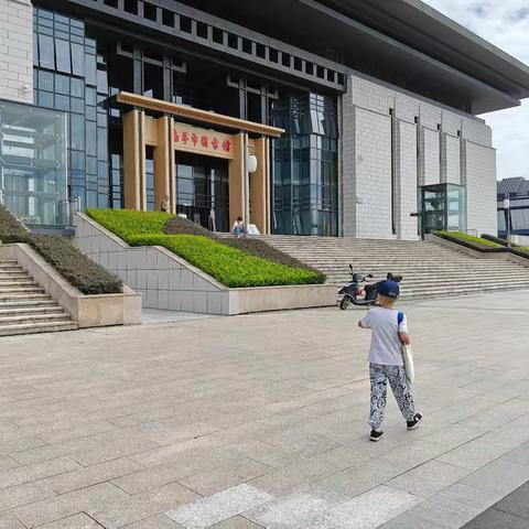 小小图书馆员的一天：当书籍遇上高科技