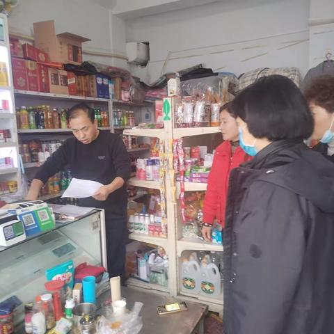 营子村在春节来临之际对辖区店铺进行安全隐患排查，确保群众生命财产安全