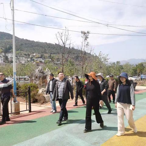 走看比评找问题 学优补短促提升——海口镇开展农村人居环境整治现场推进会