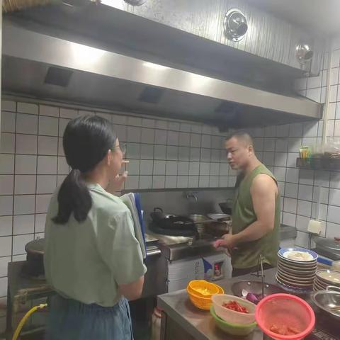 守护“烟火”中的蓝天——长铁社区开展餐饮店油烟净化器检查行动