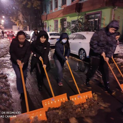 【奋进燕山】大雪纷飞至 社区除雪忙——燕山街道燕北社区除雪行动