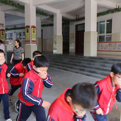 以“演”筑防  平安“童”行—南阳市第三十二小学校举行消防应急演练