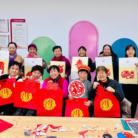 “剪出福气，剪精彩人生”之新年纳福挂历制作——王官庄街道九区社区开展非遗剪纸制作新年挂历活动