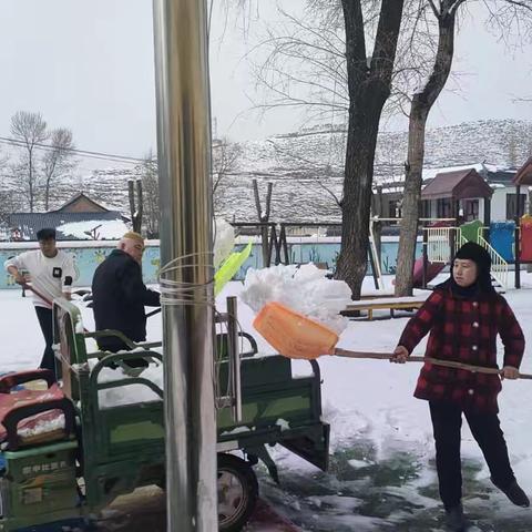 梅坡小学附设幼儿园家长清理校园积雪