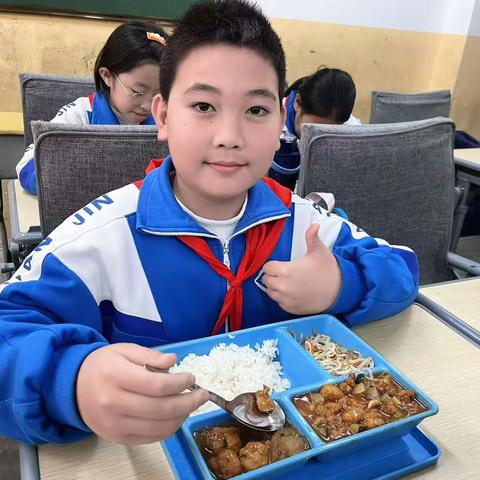 做好放心午餐 呵护学生成长——复兴区前进小学营养午餐纪实