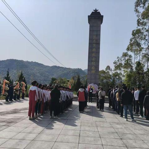 清明祭英烈 传承正当时 ——溪南中心学校开展清明祭英烈活动