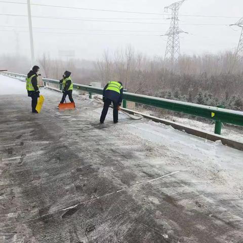 初雪来袭 迅速行动 ——包头收费所全力做好除雪保畅工作