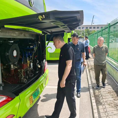 “先锋引领促安全，红色引擎护出行”——客五分公司第八车队安全月主题党日活动