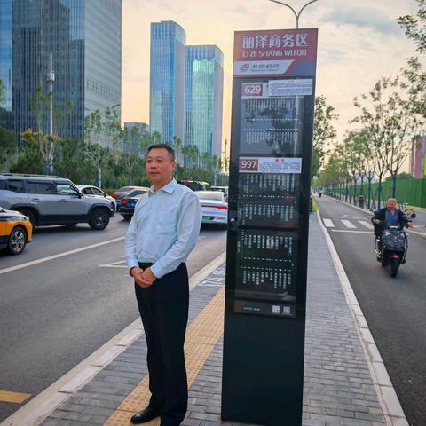 深耕“六进”优服务 站台护航保出行——客五分公司第八车队精准引导997路线路调整