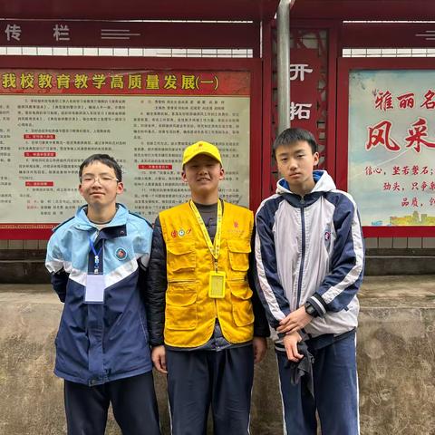 雨中绽放的雷锋精神——雅丽中学团员"沉浸式"学雷锋活动纪实