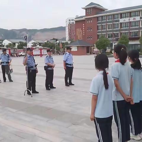 反恐防暴勤演练  师生安全有保障