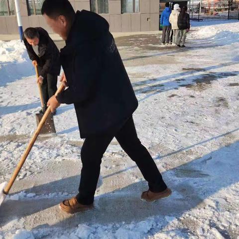 师情融积雪，温情似暖阳一一五常市向阳 学校举行铲雪除冰活动