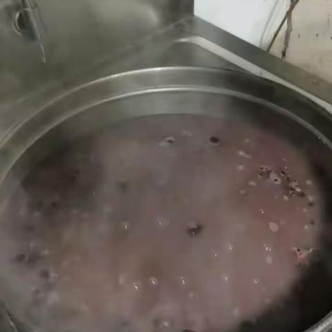 腊八节是中国农历每年的腊月初八，是中国的传统节日，在我国北方，有“小孩小孩你别馋，过了腊八就是年”、“吃了腊八饭，就把年来盼”之说，过腊八就以为着拉开了过年的序幕。