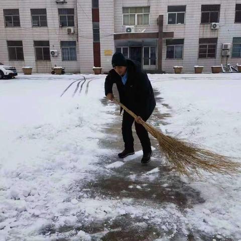 北宿镇南屯村第一书记助力清扫积雪