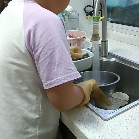 阳光好少年劳动最光荣，我是四平市铁东区实验小学四年三班高婧歌，记录劳动，今天我帮妈妈做了家务洗碗，拖地，揲衣服，原来妈妈平时做家务这么辛苦，我以后要多帮家里分担家务