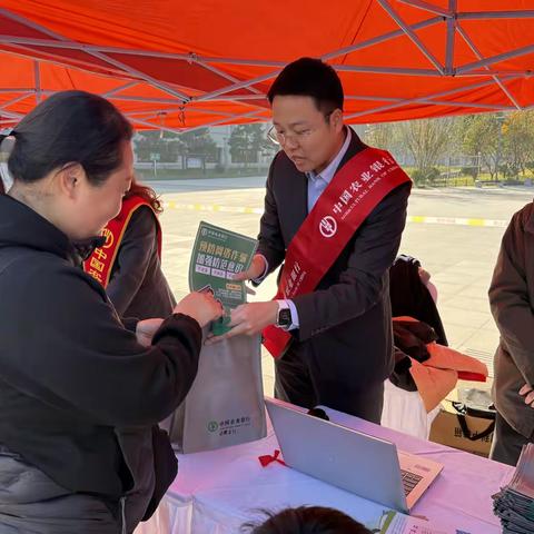 农行信都支行参加“双争有我 文明新风汇”活动，反诈宣传获市民点赞