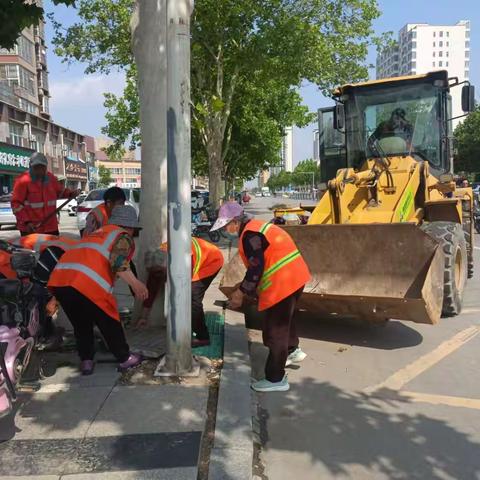 菏泽启城环卫服务有限公司开展路沿石专项清理行动 扮靓城市“边缘线”