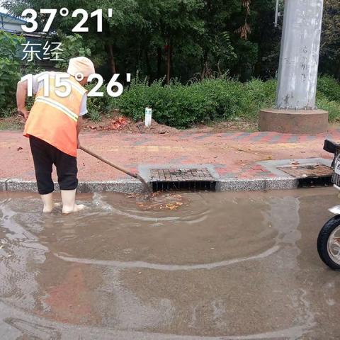 雨中坚守的环卫工人