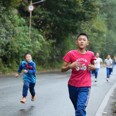 丙中洛镇中心学校第二十二届冬季运动会（200、400、800米）剪影