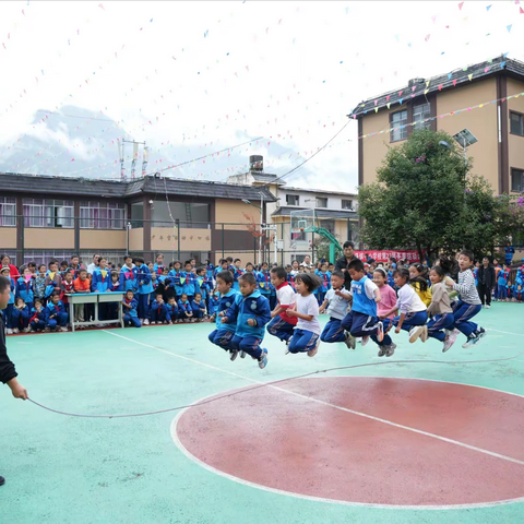 丙中洛镇中心学校第二十二届冬季运动会（长绳、200、400、800米剪影）