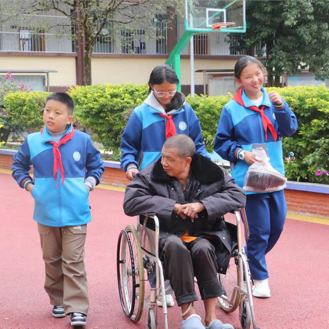 爱满重阳  孝润童心  —— 丙中洛镇中心学校开展  2025 年 “敬老月” 活动掠影