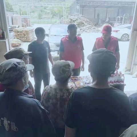 王峪中心工会积极开展“送清凉”入企慰问活动