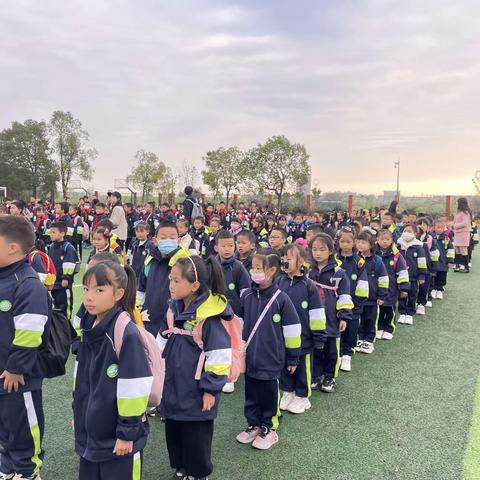 拥抱自然，邂逅秋天——新都香城小学一（4）班